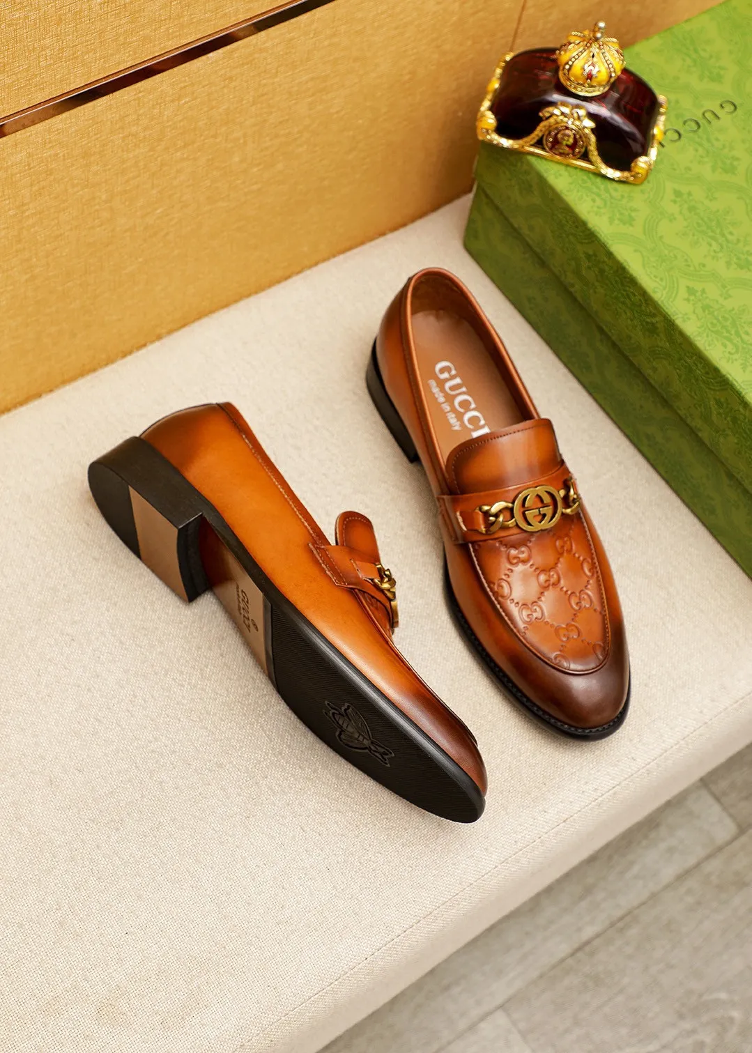 Men's shoes 💰400 💐 Product trademark: GUCCI "Gucci" casual leather shoes Regular size: 39-44 (38.45.46🉑️Customized) Product materials: Selected imported first-layer calfskin embossed upper + original hardware buckle, imported 🐑 sheepskin lining. Strong three-dimensional visual effect, combined outsole Color: 2⃣️colors available
